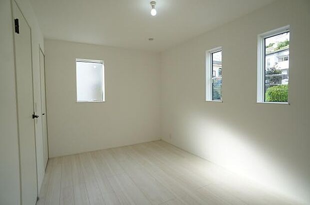 2面彩光のお部屋です。