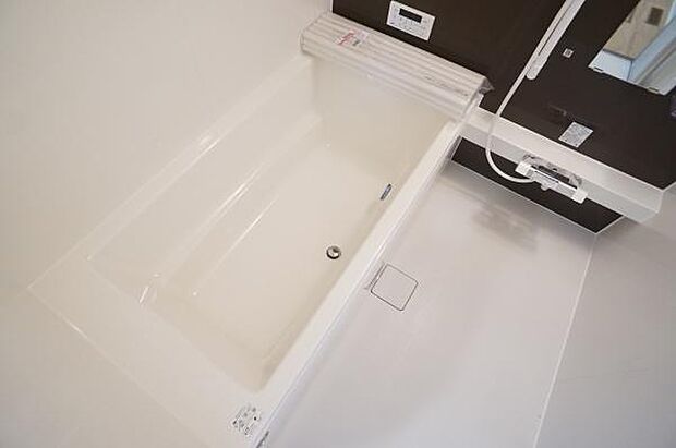 ゆったりとしたバスタブ。