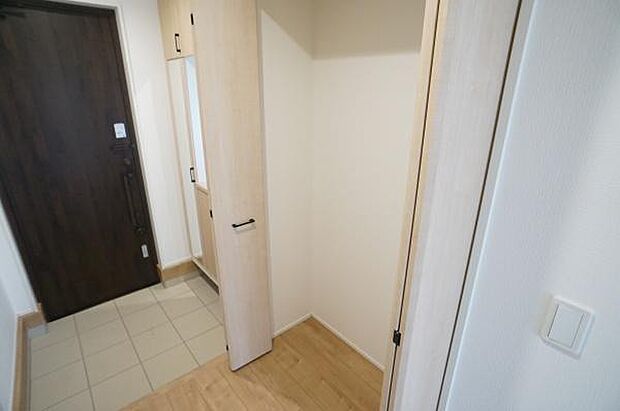 掃除用具等の収納に便利です。