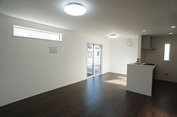 落ち着いた床色のＬＤＫ。