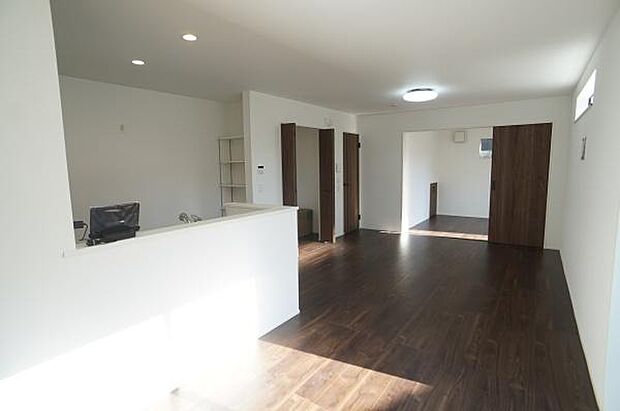 隣り合う洋室も一体感が有ります。