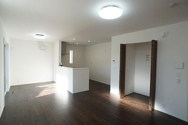 ダイニングは掃き出し窓で明るさを。