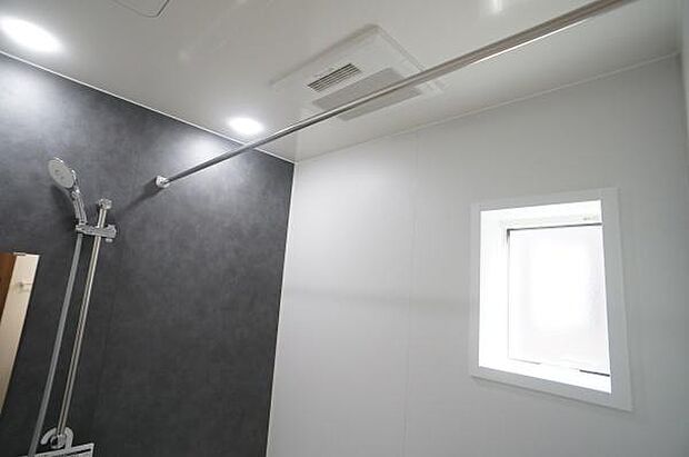 浴室暖房乾燥機付きで快適に。