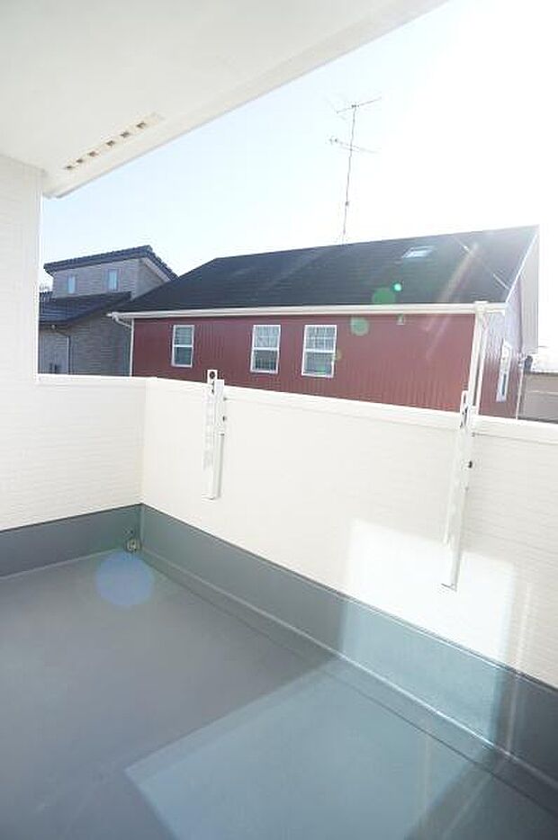 二階ホールから出入りするバルコニーです。