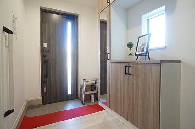 姿見や手すりの付いた玄関。