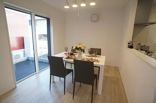 ダイニングスペースもおしゃれな空間に。