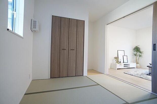 板の間付きの和室5帖です。