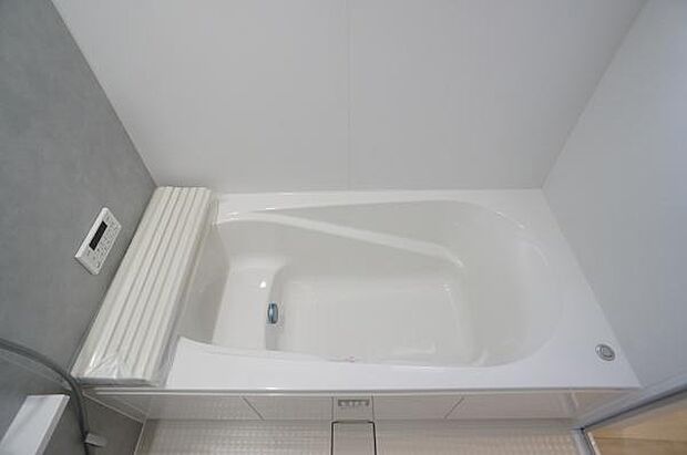 半身浴も楽しめるゆったり浴槽。