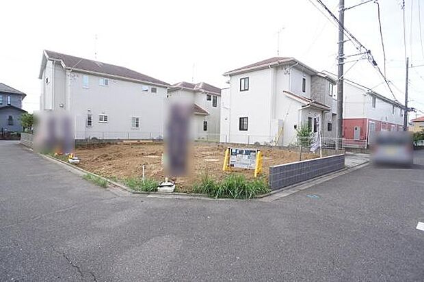 北側6ｍ、東側6ｍ公道に接道。