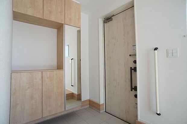 姿見付きの明るい玄関。