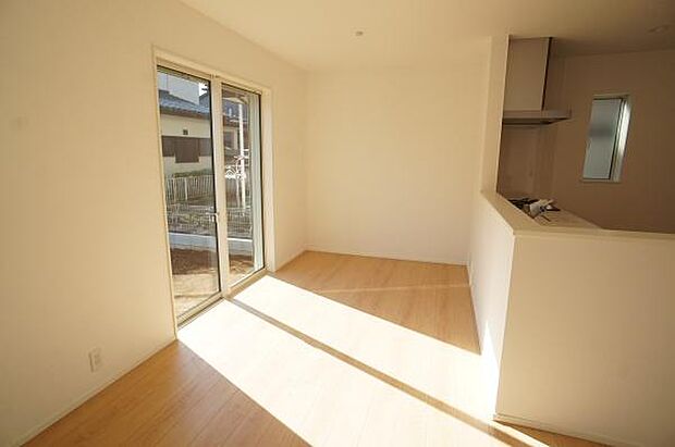 ダイニングも明るさの中で食事を。