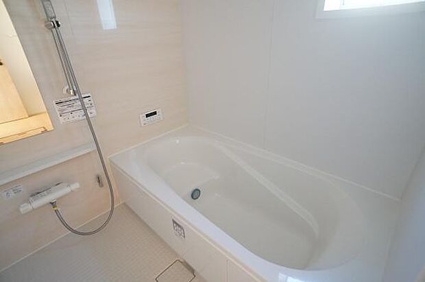 優しい色合いの一日の疲れを癒す浴室。