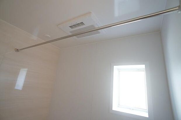 浴室暖房乾燥機付きで快適に過ごせます。