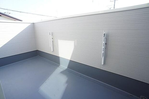 壁の高いワイドルーフバルコニー。