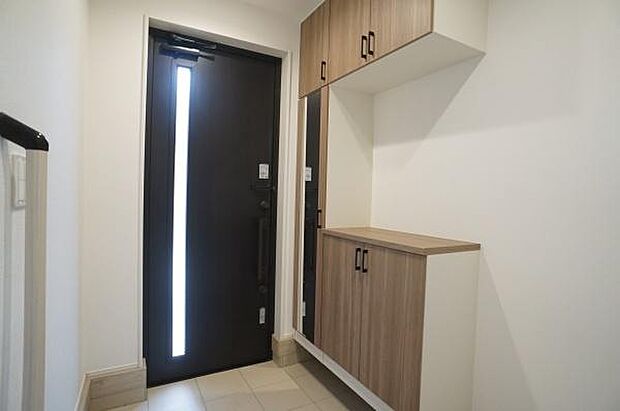 姿見付きのシューズボックス。