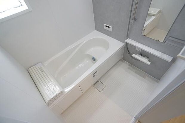 ゆったりとしたバスタブ。