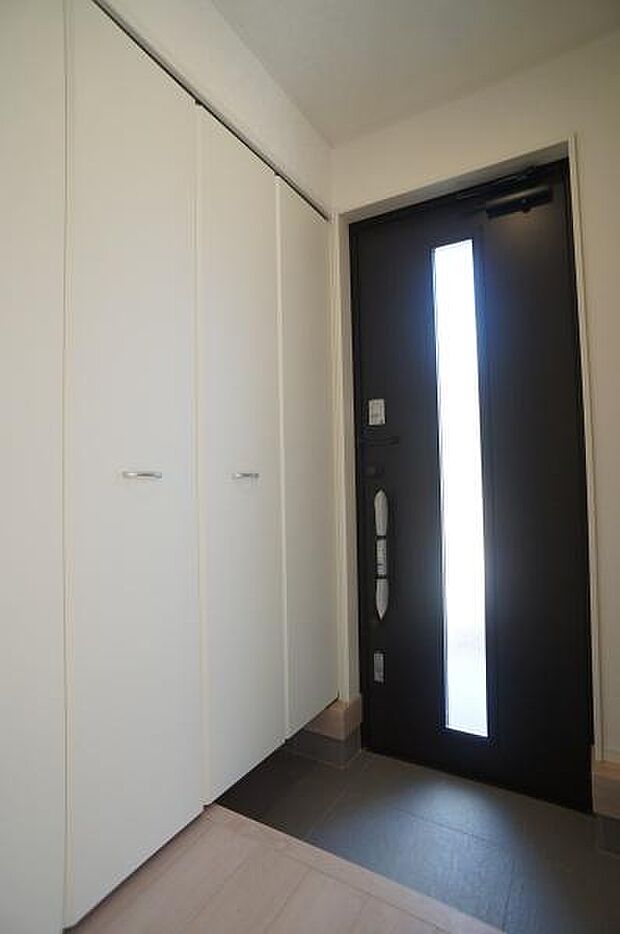 背の高いシューズボックス付きの玄関。