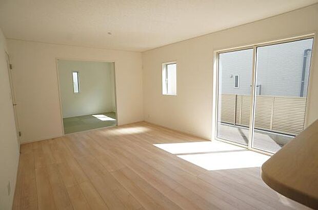 キッチンカウンター越しに見る室内。