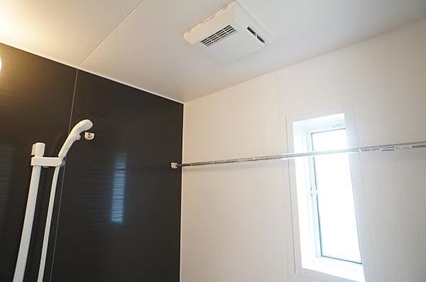 暖房換気乾燥機付きで快適に。