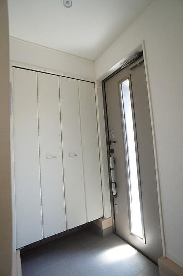 背の高いシューズボックス付きの玄関。