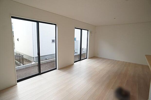 二つの掃き出し窓から陽光注ぎます。