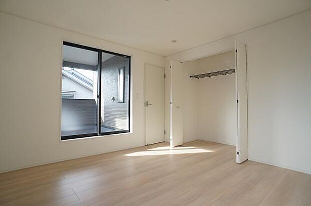 南側の洋室8帖。