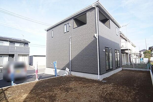 南から西へ広がる土仕様のお庭。