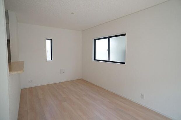 キッチンカウンター越しに見るダイニング。