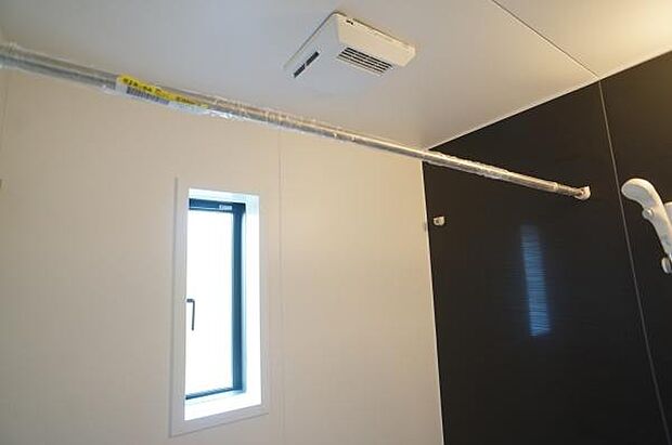 浴室暖房乾燥機付きで快適です。