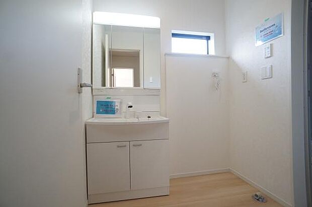 清潔感のある白色を基調とした洗面室。