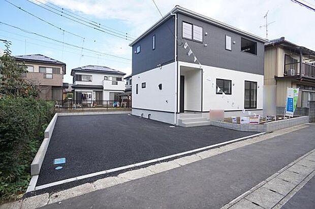 コンクリート仕様。並列駐車2台可能です。