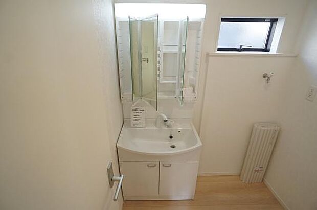 収納力のある三面鏡化粧台。