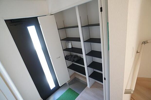 可動棚で長いものの収納にも対応可能。