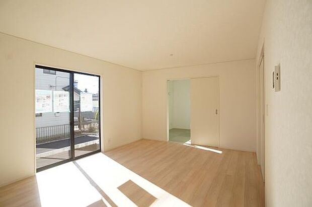 南側から陽光注ぐ陽だまりリビング。