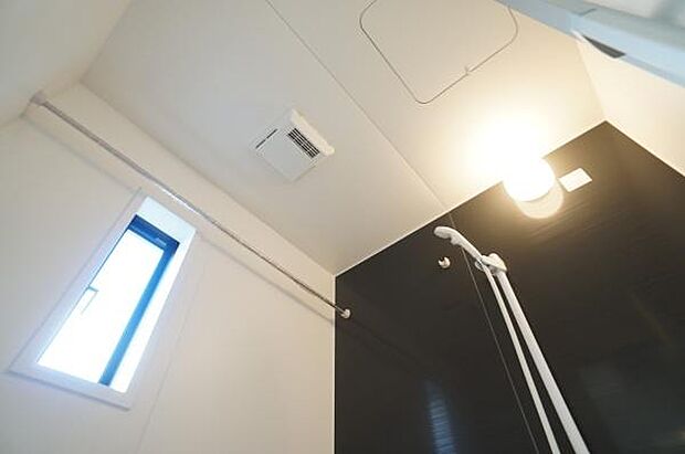 カラリ床と浴室乾燥機で快適。