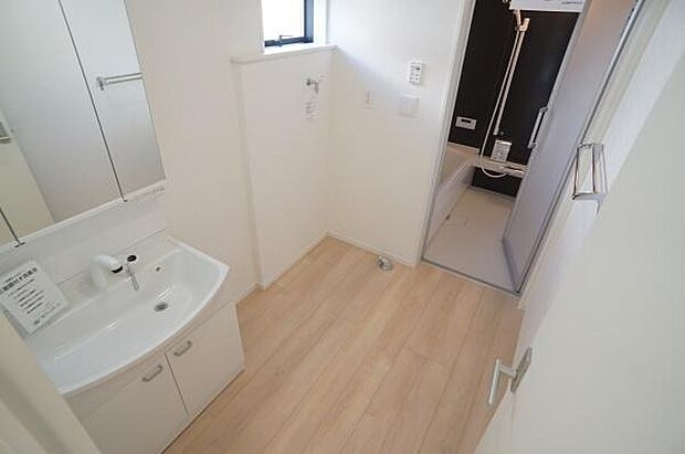 ゆとりある洗面室。