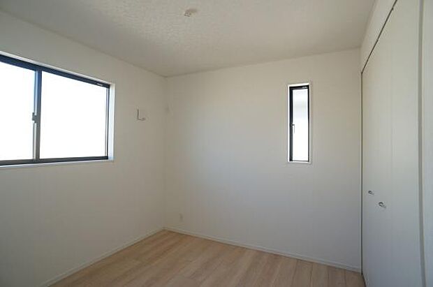 二面採光で明るいお部屋です。