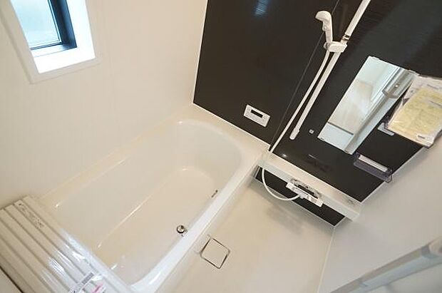 一坪タイプの明るい浴室。