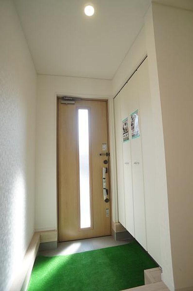 コンパクトながら明るい玄関。