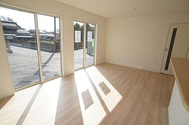 眩しいほどの太陽光です。