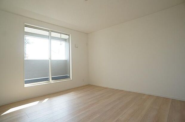 広さと明るさのあるお部屋です。