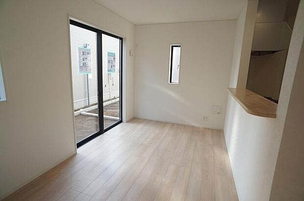 ダイニングスペースで明るく食事を。