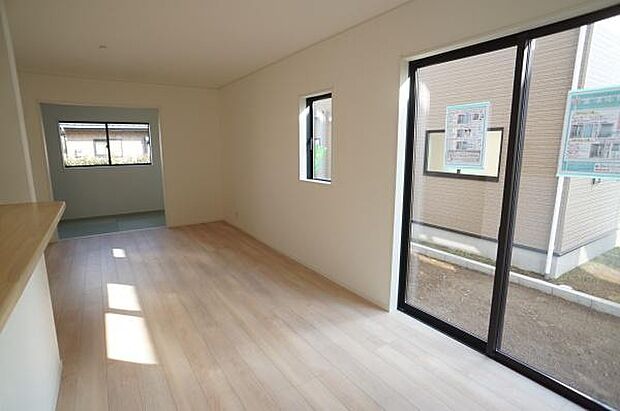 隣り合うお部屋には和空間。