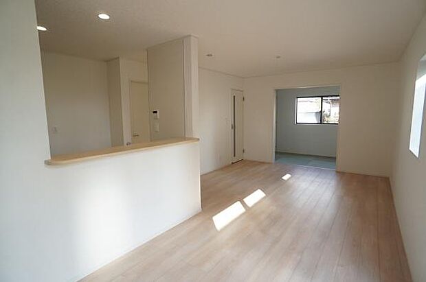 キッチンカウンターのあるダイニング。