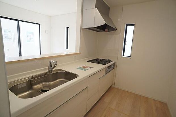 会話の弾む対面式キッチン。