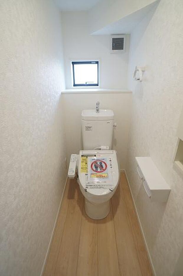 1階、2階のトイレは温水洗浄便座です。