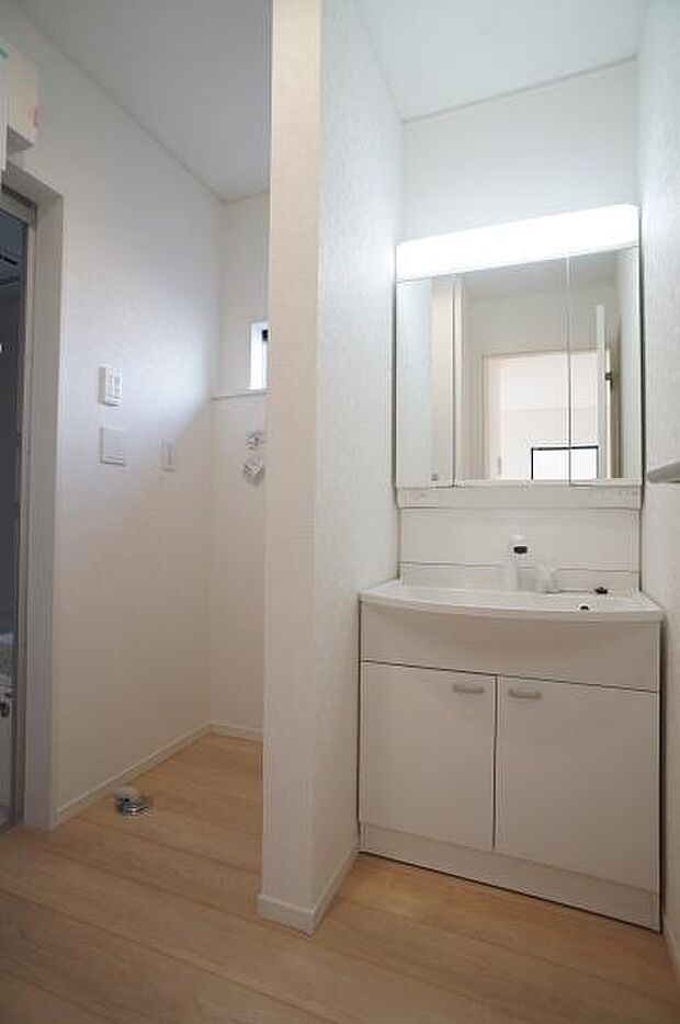 半間の壁で手洗い時と分けて。