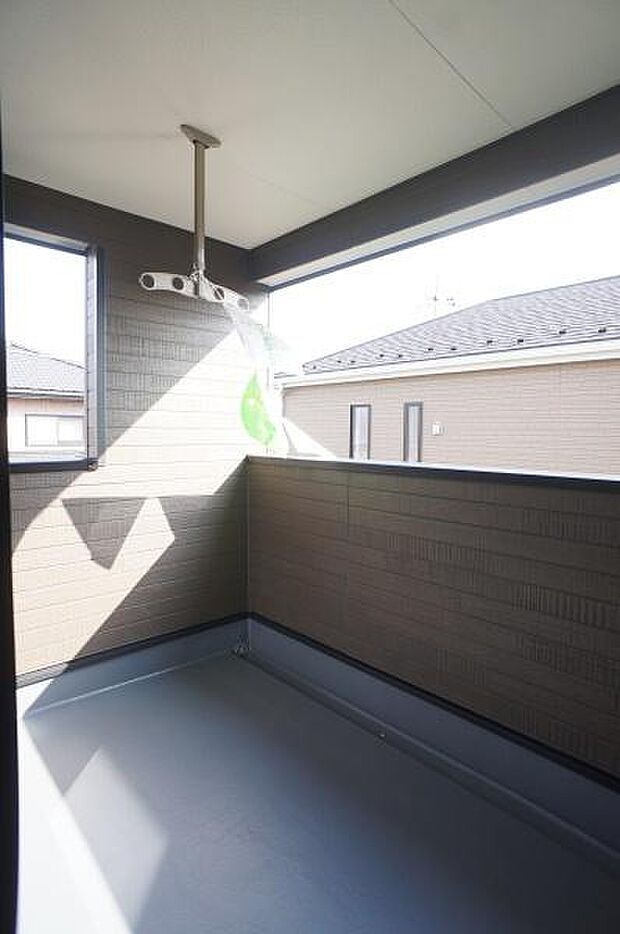 少しの雨なら屋根付きのバルコニー内で。