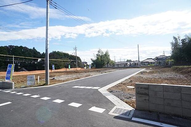 東側6m公道に接道。開発道路。