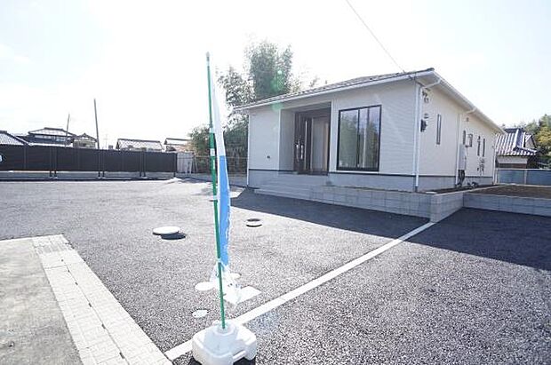 並列駐車2台以上可能です。